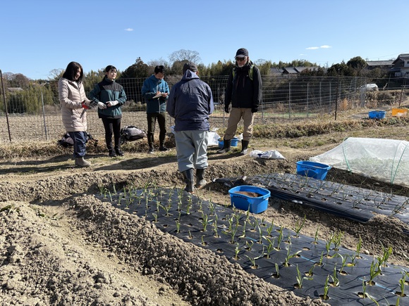 今日の作業の全体説明をされる堀井会長と参加サポーター
